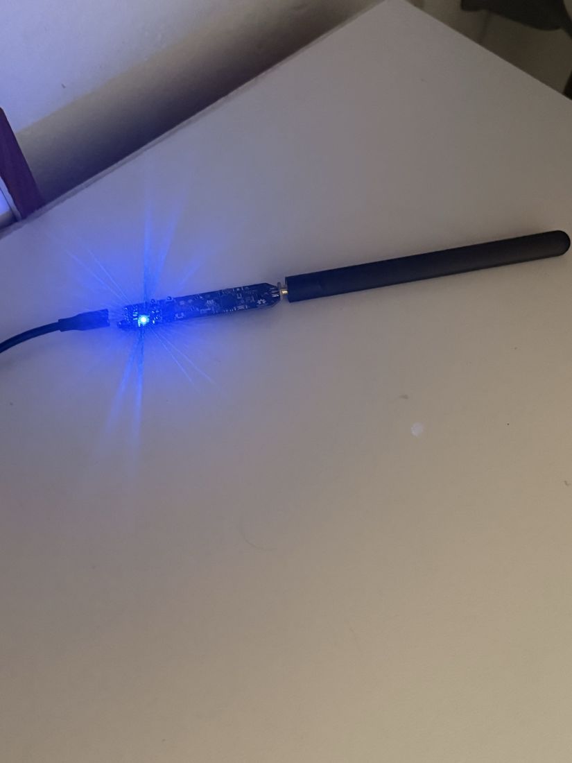 CatSniffer encendido con el LED azul