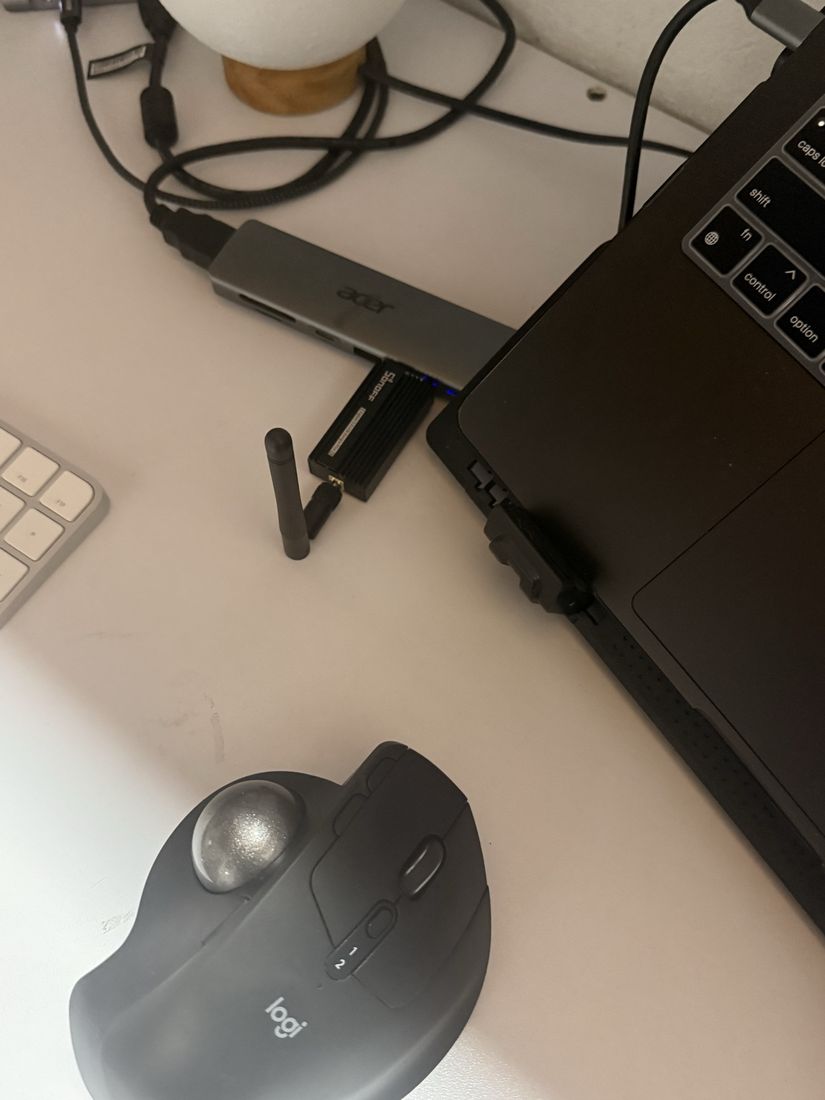 ZBDongle-E en el hub USB-C, conectado a la Mac