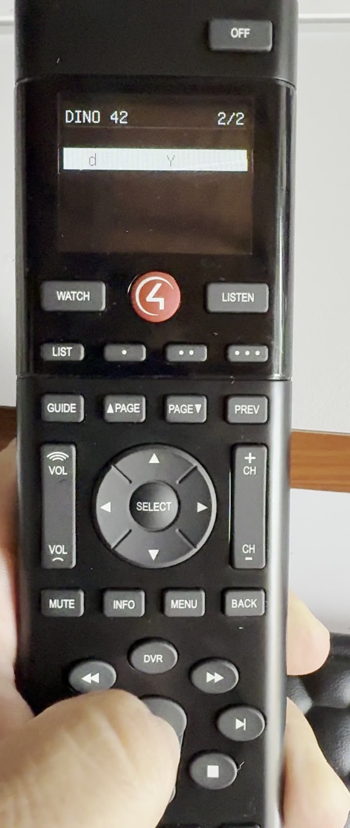 Pantalla del control remoto Control4 SR-260 mostrando el juego en marcha, con el marcador en 42